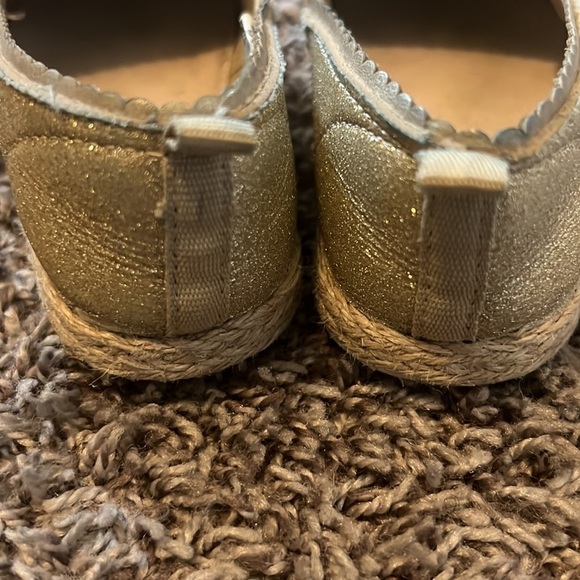 Oshkosh Gold Sliders Size 8 - Picture 3 of 4